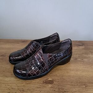 Clarks Bendables Brown Patent Shoes Crocodile Print Womens Size 7 Classic Zipper